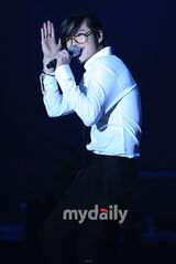 幻灯图：张根锡首尔举行粉丝见面会气氛火爆