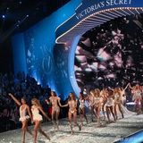 组图:维密年度大秀开幕泰勒献唱 众超模T台斗艳