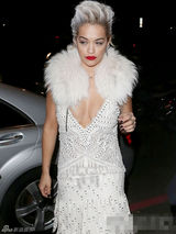 组图：丽塔-欧拉深V皮草礼服秀八字奶 白发惹眼