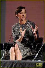 组图：玛丽昂歌迪亚优雅亮相宣传新片