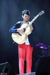 组图：苏打绿上海开唱 青峰模仿侧卧姐