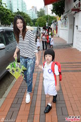 组图：陈慧琳跪地接爱子 虾饺仔被老师赞乖巧