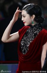 组图：范冰冰复古造型手提宝塔包亮相红毯