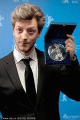 组图：柏林颁奖礼现场 刘嘉玲正宫范陪梁朝伟