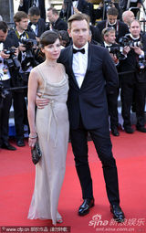 组图：麦克格雷格携妻走秀显恩爱