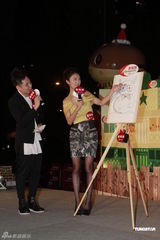 组图：薛凯琪为歌迷证婚感动落泪称房祖名只是朋友