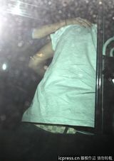 组图：贾斯汀-比伯机场接女友上车忙亲热