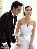 幻灯图：张东健高小英婚礼现场 夫妇亮相甜蜜亲吻 