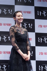 高清图：韩星宋康昊李娜英新片《howling》宣传