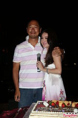 组图：温碧霞吊带裙亮相生日趴 与老公亲密接吻