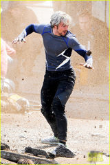 组图：《复联2》片场红女巫火辣 鹰眼制服有变