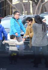 组图：孙俪带儿子会友 一路小心保护呵护有加
