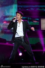 组图：谢霆锋献唱演唱会 蔡依林露胸垫上下走光