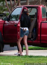 组图：暮光女豪爽驾皮卡裤兜塞弹弓