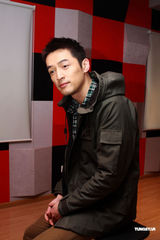 组图：胡歌为追女孩学唱歌 自曝是忘词大王