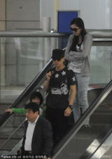 组图：林志颖携妻儿现身机场 小小志见镜头羞涩