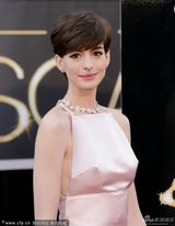 组图：安妮-海瑟薇粉色露背裙 玉肌美艳诱人