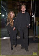 组图：艾薇儿金发飘逸 与未婚夫外出一脸娇羞