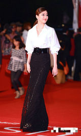 组图：金孝珍白衫配黑色蕾丝长裙亮相红毯