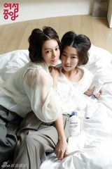 组图：韩国女艺人黄信慧携手女儿拍杂志写真