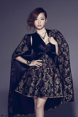 组图：张靓颖登杂志封面演绎复古时尚