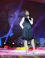 组图：刘晓庆再唱《大碗茶》扭腰摆臀舞香扇 