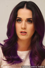 组图：凯蒂-佩里音乐电影记者会 紫色美发似瓷娃娃