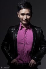 组图：谢君豪西装写真神采飞扬 舞台之王展王者风范