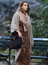 高清组图：杰西卡-阿尔芭街拍 披肩毛衣配长裙