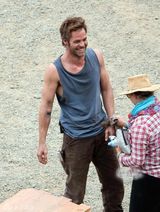 组图：克里斯-派恩新片扒衣露胸肌 罗比秀美腿