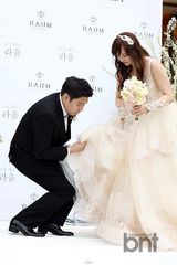 组图：韩星金智友嫁明星大厨RaymonKim幸福甜蜜