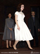 幻灯图集：斯嘉丽舞台剧首演 休-杰克曼等众星捧场