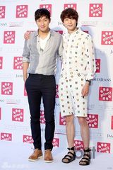 组图：朴宰范亮相时尚活动晒纹身 李相烨帅气