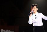 组图：杨钰莹干练造型献唱 笑谈:别抢人家饭碗