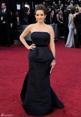高清组图：奥斯卡红毯蒂娜-菲身着礼服婉约动人