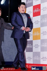 组图：刘在石UEE等韩众星亮相KBS演艺大奖红毯