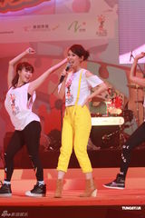 组图：李克勤郑欣宜开唱 鼓励年青人追梦