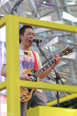 组图：黄贯中街头激情开唱 代24味成员否认斗殴