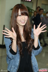 组图：波多野结衣清新打扮赴台展亲切笑容