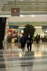 组图：赵文卓陪孕妻赴医院产检 呵护有加温馨幸福