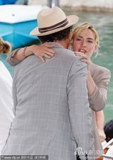 组图：《杀戮》发布会 温丝莱特仪态万方男星献吻