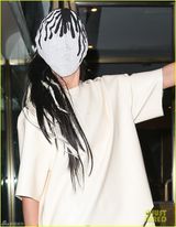 组图：LadyGaGa戴诡异面罩出行 超高跟鞋拗造型