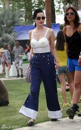 幻灯图集：黛塔-范-提斯锥形胸衣雷人裤管亮相