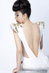 组图：歌手丁晓红裸背红唇写真展露性感