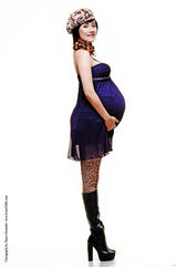 高清组图：郑钧妻子刘芸临盆在即 大肚照变摇滚辣妈