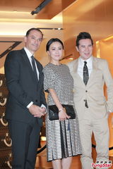 组图：刘嘉玲优雅亮相艺术展 否认手持8亿物业