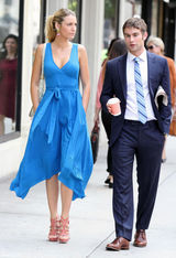 组图：布莱克蓝裙现身 和帅哥切斯搭戏