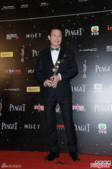 组图：最成熟新演员徐家杰金像后台感谢父母