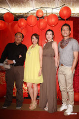 组图：何妤玟补请婚宴穿百万婚纱 婚后不急做人