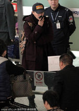 组图：陈思诚独自现身上海 一路电话讲不停